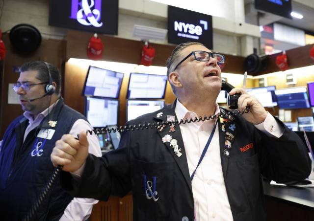 미국 뉴욕 뉴욕증권거래소에서 한 트레이더가 업무를 보고 있다. 연합뉴스