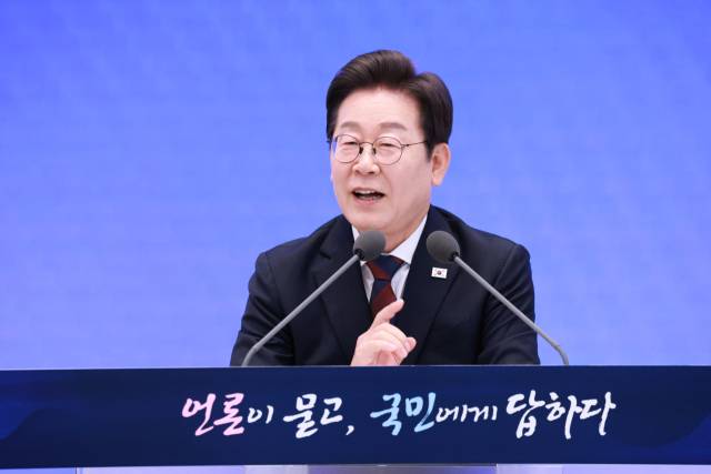 이재명 대통령이 3일 청와대 영빈관에서 열린 '대통령의 30일, 언론이 묻고 국민에게 답하다' 기자회견에서 발언하고 있다. 연합뉴스