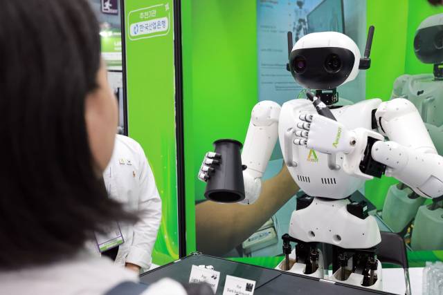 26일 서울 강남구 코엑스에서 개막한 벤처·스타트업 박람회 '넥스트라이즈 2025'에서 휴머노이드 로봇 '앨리스 4'가 관람객과 주사위 게임을 하고 있다.연합뉴스