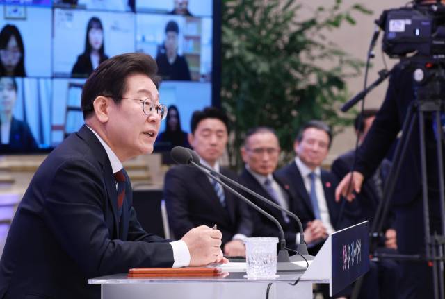 이재명 대통령이 3일 청와대 영빈관에서 '대통령의 30일, 언론이 묻고 국민에게 답하다' 기자회견을 하고 있다. 연합뉴스