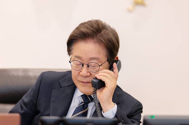 이재명 대통령이 6월30일 서울 용산 대통령실 청사 집무실에서 로런스 웡 싱가포르 총리와 전화 통화를 하고 있다. ⓒ연합뉴스