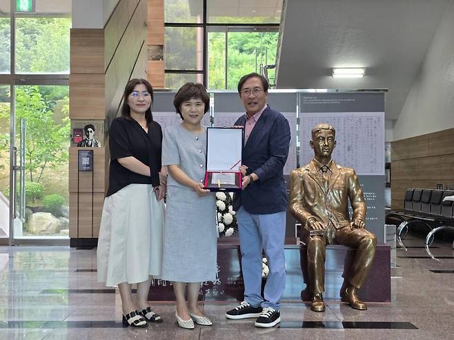 박열의사기념사업회는 1일 매년 개최하는 나라사랑 글짓기·그림그리기 대회에 적극 협조해온 상주 함창초등학교(유한라 교장. 중앙)와 예천 풍양중학교(교장 이용희)에 감사패를 전달했다ⓒ박열의사기념사업회