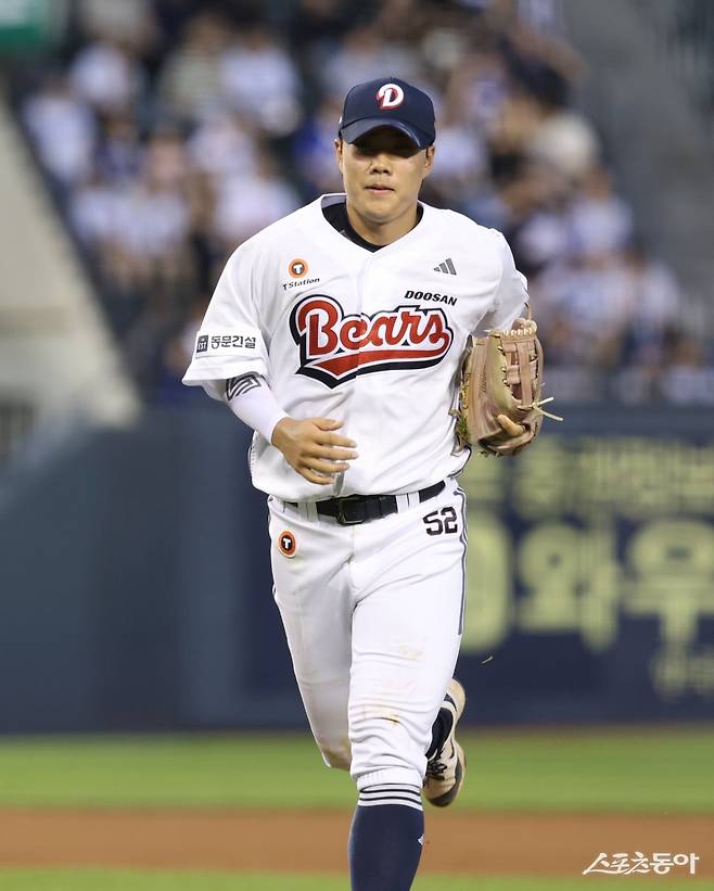두산 박준순이 2일 잠실구장에서 열린 삼성과 홈경기 5회초 한 점 차 리드를 지키는 호수비를 펼친 뒤 덕아웃으로 돌아가고 있다. 두산은 박준순의 공·수 활약에 힘입어 삼성을 5-0으로 제압했다. 사진제공|두산 베어스