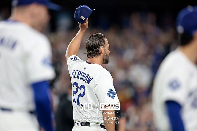 ▲ 관중석에 경의를 표하는 클레이튼 커쇼.