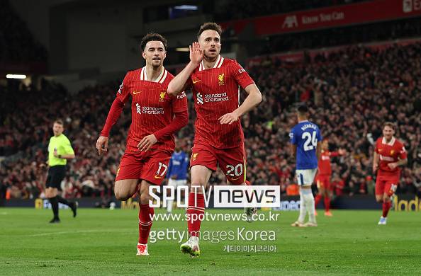 ▲ 스페인 매체 '마르카'는 3일(한국시간) "리버풀 소속이자, 포르투갈 국가대표인 디오고 조타가 교통사고로 사망했다. 동승자인 그의 동생 안드레 조타도 함꼐 사망했다. 조타의 차량은 스페인 사모라 주의 도로를 달리다 이탈했으며, 이후 차량에서 화재가 발생했다"라고 전했다. 이어 영국 공영방송 'BBC'에 따르면 조타가 탄 람보르기니 타이어가 터졌고, 이는 차량 이탈로 이어진 것으로 알려졌다.