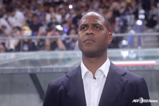 패트릭 클루이베르트 인도네시아 감독이 일본 수이타의 파나소닉 스타디움에서 열린 2026 국제축구연맹(FIFA) 북중미월드컵 C조 최종전을 바라보고 있다. /AFPBBNews=뉴스1