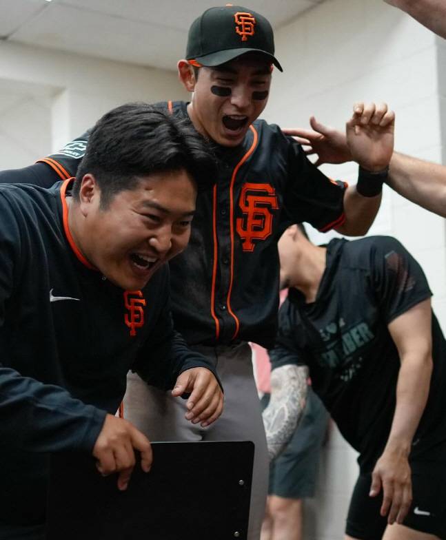 샌프란시스코 이정후가 3일 애리조나전 연장 끝 승리를 거두고 라커룸에서 동료들과 기쁨을 나누고 있다. /사진=샌프란시스코 자이언츠 공식 SNS