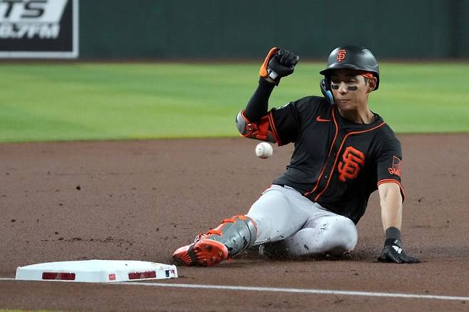 3일 미국 애리조나주 피닉스의 체이스필드에서 열린 2025 미국 메이저리그(MLB) 샌프란시스코 자이언츠와 애리조나 다이아몬드백스의 경기, 샌프란시스코 이정후가 5번타자 겸 중견수로 선발 출전해 5타수 3안타 1타점 2득점을 기록했다. AP 연합뉴스