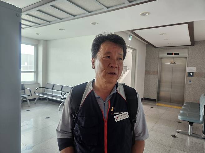 인터뷰하는 이길우 민주노총 대구본부장 (대구=연합뉴스) 김선형 기자 = 3일 오전 대구지법에서 이길우 민주노총 대구지역본부장이 취재진 질문에 대답하고 있다. 2026.7.3 sunhyung@yna.co.kr