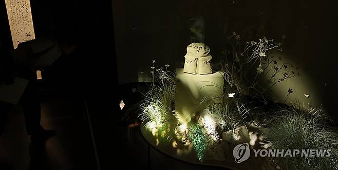 광복 80주년 석주명 특별전 (제주=연합뉴스) 박지호 기자 = 3일 오전 제주시 건입동 국립제주박물관에서 열린 '제주에 나빌레라-광복 80주년 기념 석주명 특별전' 언론 공개회에서 참석자가 석주명 선생의 유품인 배낭을 살펴보고 있다.
석주명의 나비와 제주학 주요 저서, 남계우의 나비 그림, 나비 공예품 등을 모은 이 전시는 4일 개막해 10월 19일까지 이어진다. 2025.7.3 jihopark@yna.co.kr