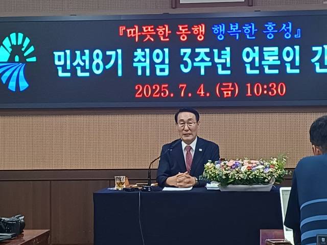 이용록 홍성군수는 4일 군청 회의실에서 '군민과 함께한 3년의 동행'을 주제로 취임 3주년 언론인간담회를 개최했다. 사진=권혁조 기자.