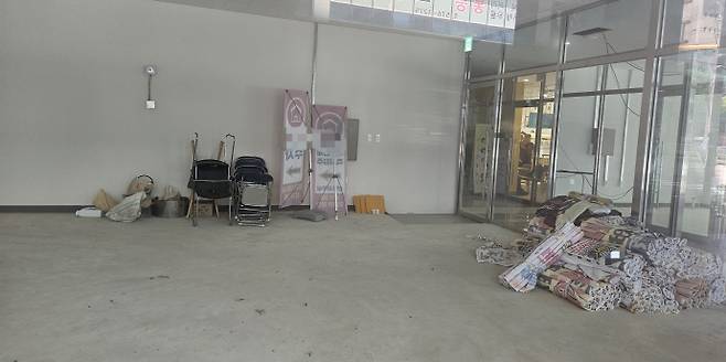 1층~4층 상가들은 주인을 찾지 못한 채 텅 비어 있거나 분양 현수막 더미를 보관하는 창고로 전락했다. /김다란 기자 kdr@namdonews.com