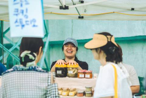 지난달 22일 부산 수영구 남천동 골프연습장 에브리싱글 골프앤라이프에서 제2회 빵타스틱 마켓이 열리고 있다. 시선커뮤니케이션 제공