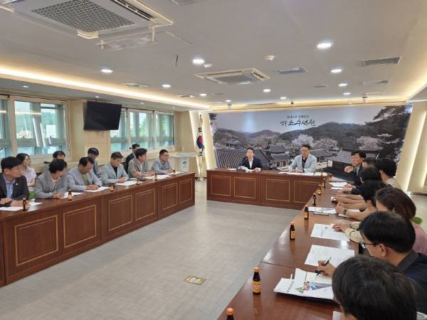 영주시의회 납폐기물 재생공장 대책 특별위원회가 3일 영주시청 제1회의실에서 지역 시민사회 대표들과 함께 긴급간담회를 열고 있다.