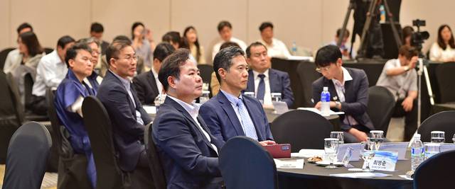 이날 포럼 참석자들이 전문가들이 제시하는 경북 MICE 산업의 현주소와 향후 도약을 위한 실천적 대안을 경청하고 있다. 김진홍 기자 solmin@idaegu.com