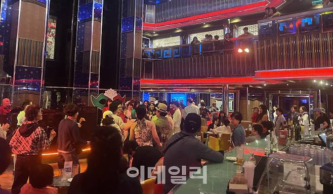 크루즈에서 댄스 파티를 즐기고 있는 승객들 (사진=이민하 기자)
