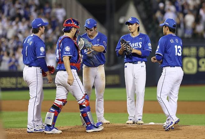 3일 서울 잠실구장에서 열린 두산전에서 승리를 거둔 뒤 기뻐하는 삼성 선수들