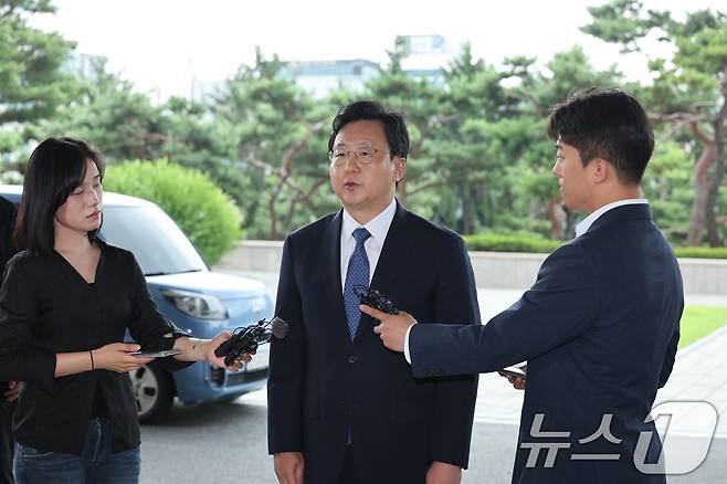 정진우 신임 서울중앙지검장이 4일 오전 서울 서초구 서울중앙지검으로 출근하며 취재진의 질의에 답변하고 있다. 2025.7.4/뉴스1 ⓒ News1 신웅수 기자