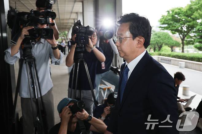 정진우 신임 서울중앙지검장이 4일 오전 서울 서초구 서울중앙지검으로 출근하고 있다. 2025.7.4/뉴스1 ⓒ News1 신웅수 기자