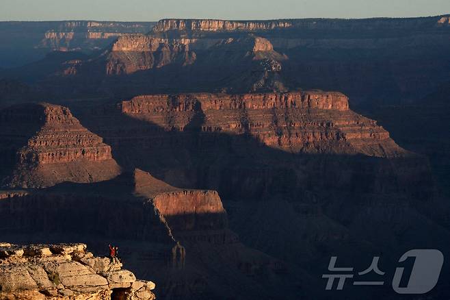 5월 16일(현지 시간) 미국 애리조나주 투사얀 인근 그랜드캐니언 국립공원에서 관광객들이 휴대전화로 사진을 찍고 있다. 2025.05.16. ⓒ 로이터=뉴스1 ⓒ News1 윤다정 기자
