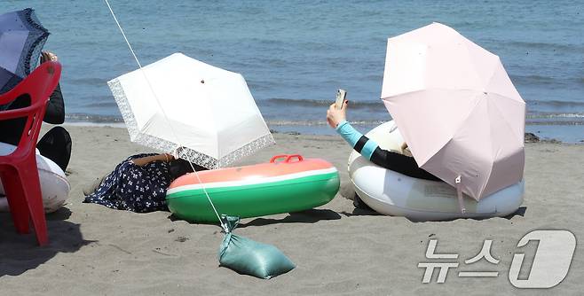 제주시 삼양해수욕장에서 피서객들이 무더위를 쫓고 있다. 2025.7.3/뉴스1 ⓒ News1 오현지 기자
