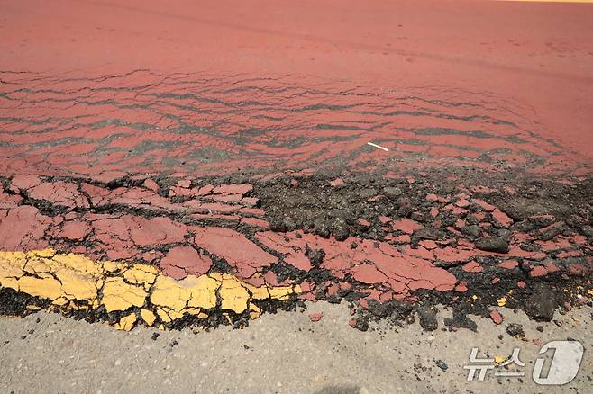 4일 울산 북구 농소초등학교 앞 버스정류장 도로변. 도로의 아스팔트가 마치 녹은 아이스크림처럼 밀려나 있다.2025.7.4./뉴스1 김세은 기자