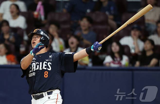 4일 오후 서울 구로구 고척스카이돔에서 열린 프로야구 '2025 신한 SOL뱅크 KBO 리그' 한화 이글스와 키움 히어로즈의 경기, 한화 노시환이 9회초 1사 역전 솔로홈런을 치고 있다. 2025.7.4/뉴스1 ⓒ News1 김진환 기자