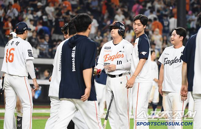 3일 대전 한화생명볼파크에서 열린 NC-한화전. 11회 연장 승부끝에 7대7 무승부로 경기가 끝났다. 한화 선수들이 아쉬워하고 있다. 대전=정재근 기자 cjg@sportschosun.com/2025.7.3/