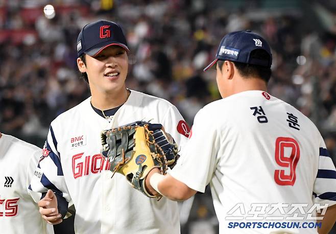 선발 투수 이민석 호투에 숨은 1등 공신 1루수 정훈.