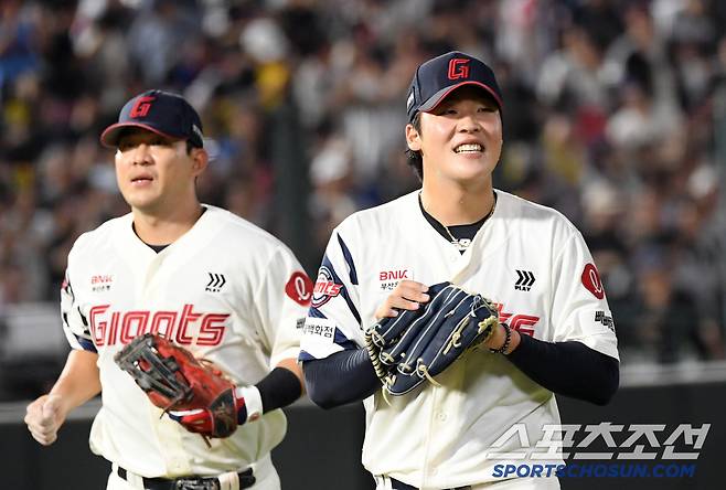 형들의 든든한 수비 속 이민석은 웃으며 마운드에서 내려왔다.