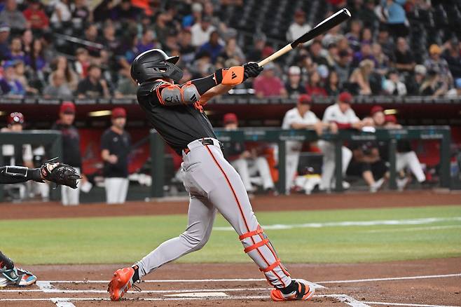Jul 2, 2025; Phoenix, Arizona, USA; San Francisco Giants outfielder Jung Hoo Lee (51) hits an RBI triple in the first inning against the Arizona Diamondbacks at Chase Field. Mandatory Credit: Matt Kartozian-Imagn Images연합뉴스