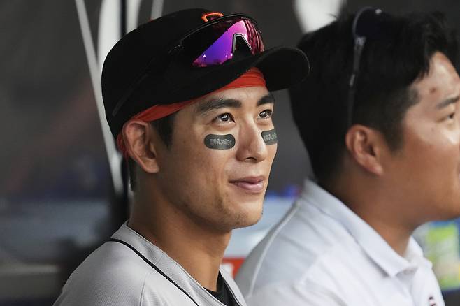 San Francisco Giants' Jung Hoo Lee, of South Korea, smiles as he looks to the field before a baseball game against the Chicago White Sox in Chicago, Sunday, June 29, 2025. AP연합뉴스