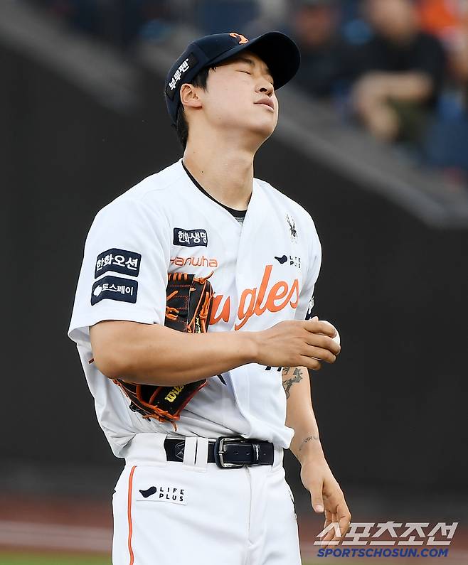 3일 대전 한화생명볼파크에서 열린 NC-한화전. 1회부터 연속 안타를 허용하며 실점한 엄상백이 아쉬워하고 있다. 대전=정재근 기자 cjg@sportschosun.com/2025.7.3/