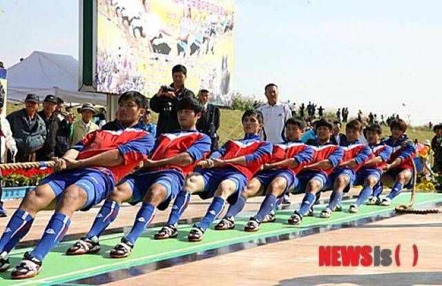 대만에서는 줄다리기가 인기 스포츠다. 사진은 2012년 새만금 제9회 아시아 줄다리기 선수권의 대만 대표팀 경기 장면./ 뉴시스