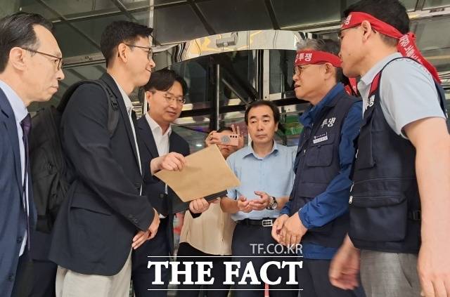 우정노조는 지난달 30일 배경훈 과학기술정보통신부 장관 후보자를 만나 직접 요구안을 전달했다./ 우정노조