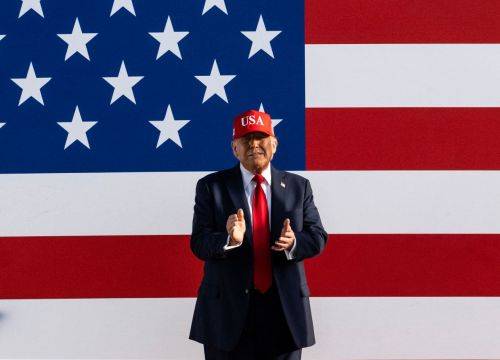 도널드 트럼프 미국 대통령이 3일(현지시간) 미국 독립 250주년 축하 킥오프 행사인 '미국에 경례(Salute to America)' 행사에 박수를 치면서 입장하고 있다. AFP연합뉴스