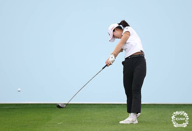 3일 인천 베어즈베스트 청라 골프장에서 열린 KLPGA투어 롯데오픈 1라운드 10번 홀에서 황유민이 티샷을 하고 있다. /KLPGA