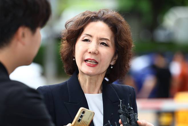 이진숙 교육부 장관 후보자가 30일 오전 서울 여의도 한국교육시설안전원에 마련된 인사청문회 준비 사무실로 출근하며 취재진 질문에 답하고 있다. /연합뉴스