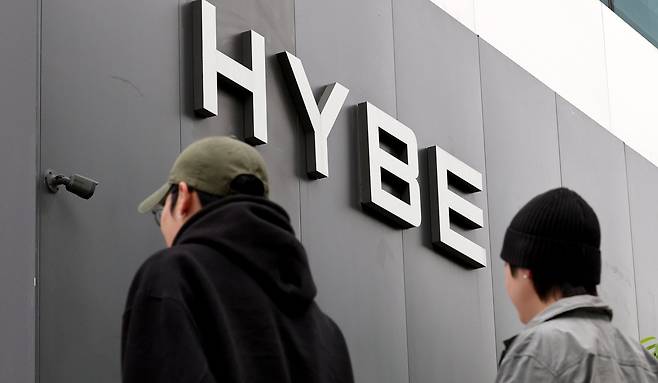 서울 용산구 하이브 사옥 앞으로 시민이 지나가고 있다./뉴스1