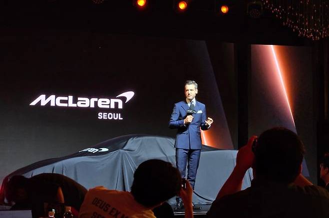 헨릭 빌헬름스마이어 맥라렌 오토모티브 CCO가 4일 4일 서울 중구 반야트리 클럽앤스파서울 크리스탈볼룸에서 열린 ‘맥라렌 서울 리론칭 및 브랜드 10주년 기념 행사’에서 발표를 하고 있다. ⓒ데일리안 정진주 기자