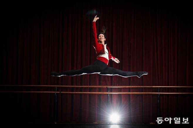 박윤재 발레리노는 “미래엔 아이들을 가르쳐 보고도 싶다”면서 “제대로 재능을 펼치지 못하는 원석 같은 아이들이 반짝반짝 빛날 수 있도록 돕고 싶기 때문”이라며 미소 지었다. 성남=박형기 기자 oneshot@donga.com