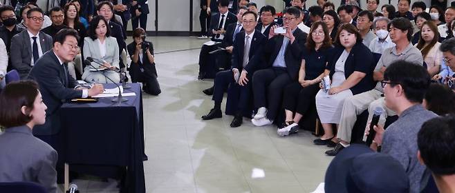 이재명 대통령이 4일 대전컨벤션센터에서 타운홀 미팅 형식으로 열린 '국민소통 행보 2탄, 충청의 마음을 듣다'에서 김재경 기초과학연구원(IBS) 수리 및 계산 과학 연구단 의생명 수학 그룹 CI(KAIST 수리과학과 교수)의 과학기술 정책 개선 제안을 듣고 있다. 연합뉴스 제공