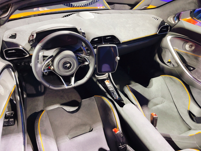 맥라렌 아투라 스파이더 실내. 장우진