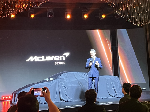 헨릭 빌헬름스마이어 맥라렌 오토모티브 최고사업책임자(CCO)가 4일 서울 중구 반얀트리클럽&스파서울에서 열린 ‘한국 시장 진출 10주년, 맥라렌 서울 리론칭’ 행사에서 발표를 하고 있다. 장우진 기자