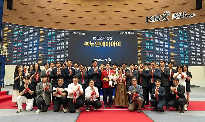 4일 배성환 대표(가운데)를 비롯한 뉴엔AI 임직원들이 코스닥 시장 상장기념식에서 파이팅을 외쳤다.