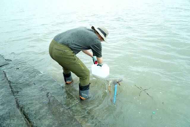 북한 평산 우라늄 정련공장 폐수 문제에 대한 우려해 한국원자력안전기술원(KINS) 전문가들이 4일 강화도 현장에서 시료를 채취하고 있다. 한국원자력안전기술원 제공