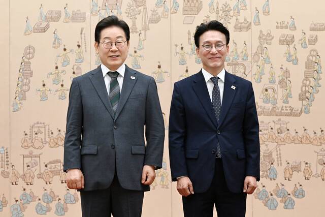 이재명 대통령(왼쪽)이 4일 오전 서울 용산 대통령실에서 김민석 신임 국무총리에게 임명장을 수여한 뒤 함께 기념사진을 찍고 있다. 대통령실사진기자단