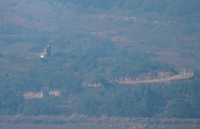 2024년 10월 16일 경기 파주시 오두산 전망대에서 바라본 북한 개풍군 북한군 초소 일대의 모습. 전날 북한은 경의선 동해선 남북 연결도로 군사분계선(MDL) 이북 일부 구간을 폭파하고 이후 중장비를 이용해 추가 작업을 진행했다. 파주=최주연 기자