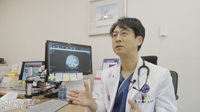 박중철 연세암병원 완화의료센터 교수가 6월 본보와 인터뷰를 하고 있다. 김용식 PD, 박채원 PD