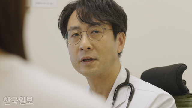 박중철 연세암병원 완화의료센터 교수가 6월 본보와 인터뷰를 하고 있다. 김용식 PD, 박채원 PD